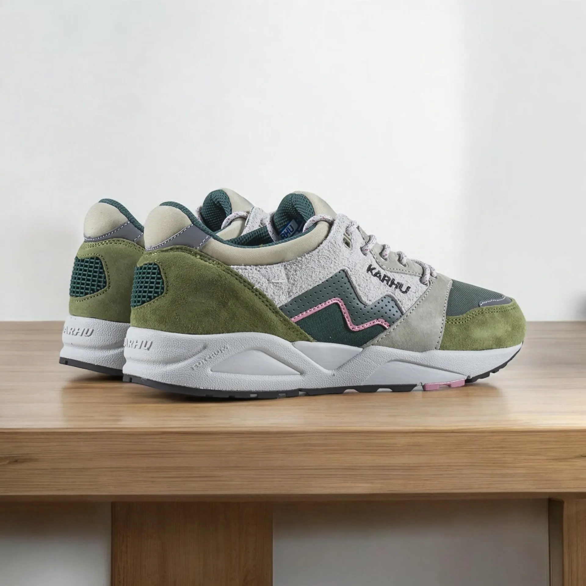 Karhu Aria 95 - Sphagnum / Dark Forest