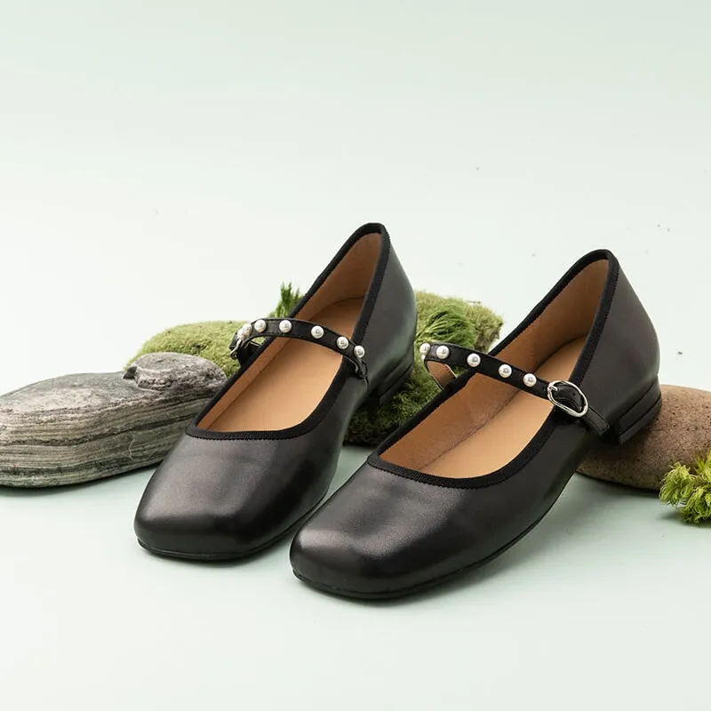 Leather Mary Jane shoes With Pearl Detailed Strap in Black